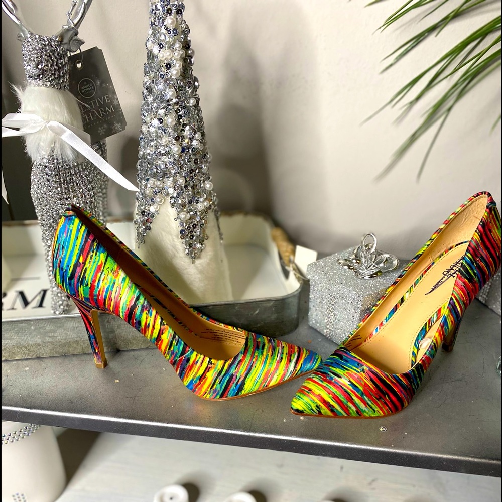 Multi color pumps